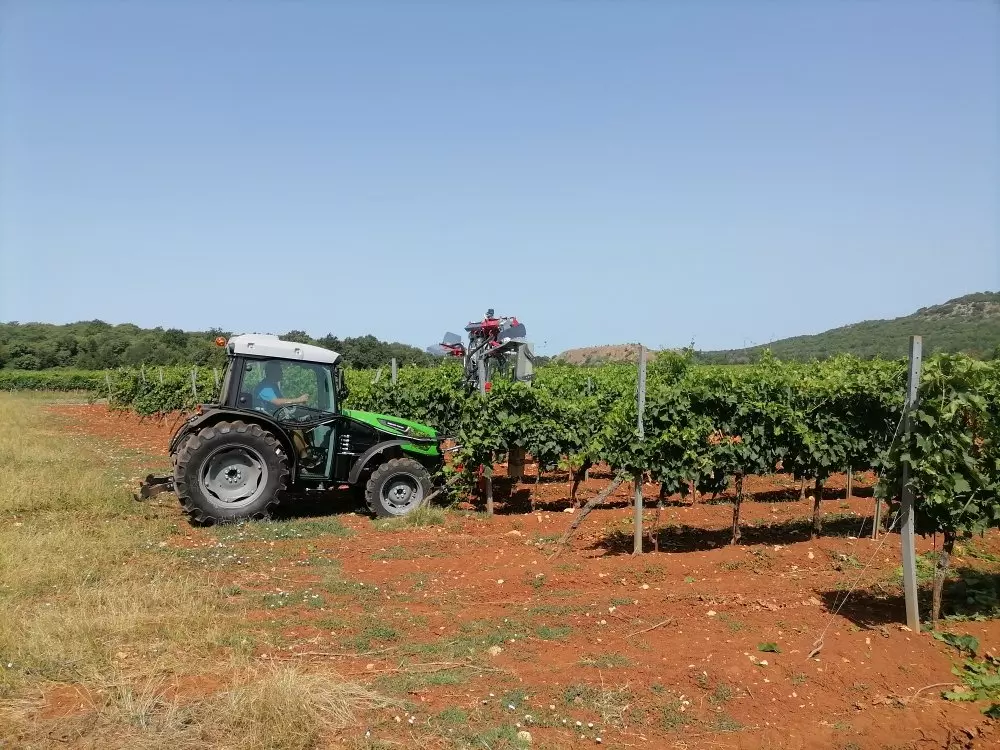 Poljoprivredna mehanizacija za voćarstvo i vinogradarstvo, Bapska, Hrvatska