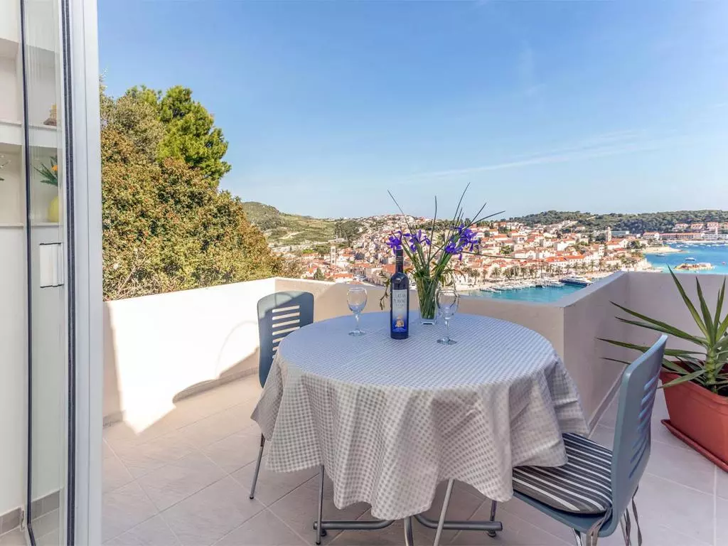 ApartmanisnajljepšimpogledomnalukuigraduHvaru7