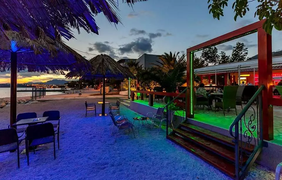 BeachbarkoktelbarPodstrana1 BeachbarkoktelbarPodstrana1