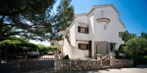 Bogato opremljeni apartmani u blizini mora 