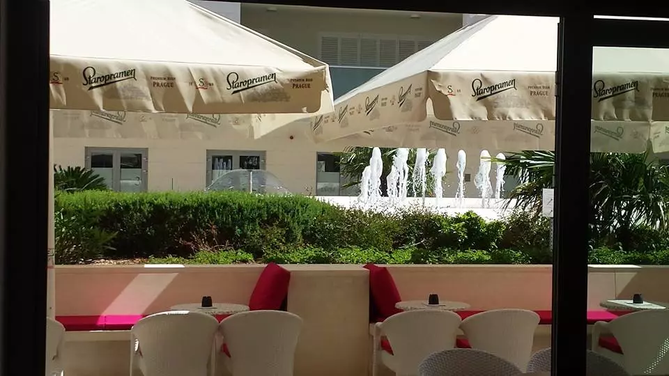 Točenje alkoholnih i bezalkoholnih pića caffe bar Točenje alkoholnih i bezalkoholnih pića Dubrovnik Hrvatska