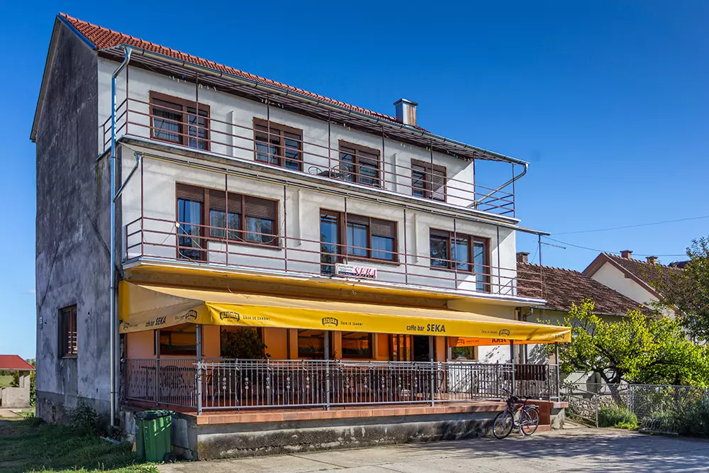 Caffe bar s terasom, piće Caffe bar s terasom u gradu Virovitici