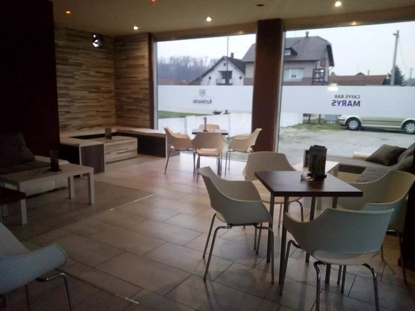 CaffebarsparkingomKoretinec1