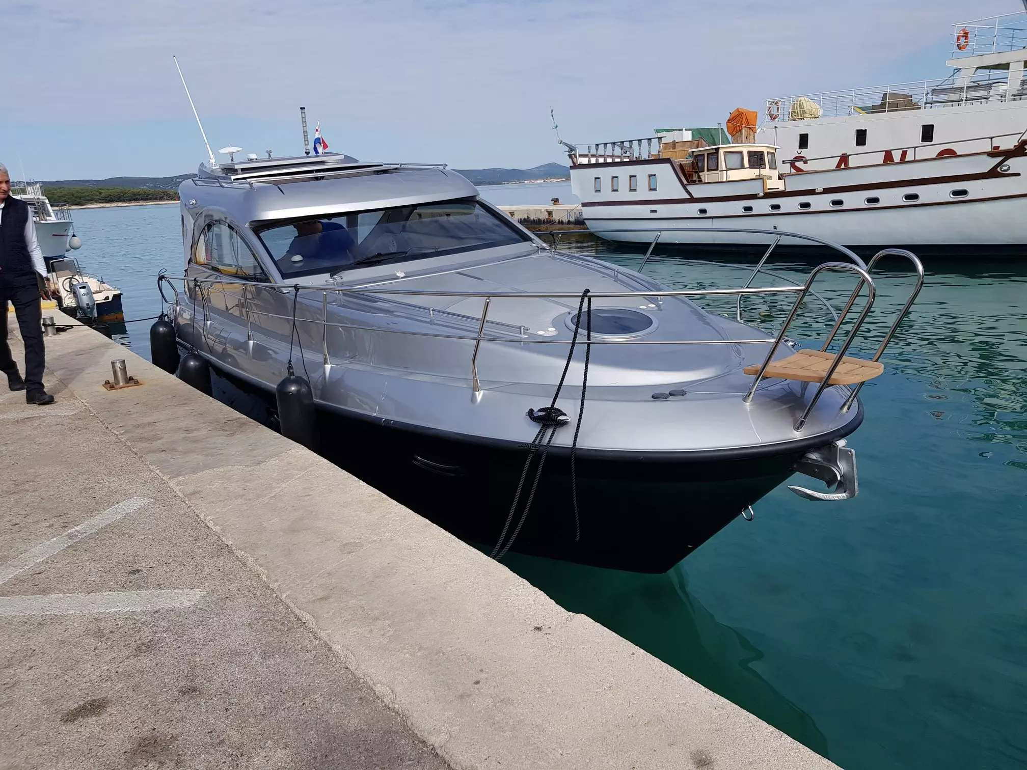 Charter plovilo MAX 2 Najam charter plovila MAX 1 i MAX 2 u gradu Sukošanu u RH