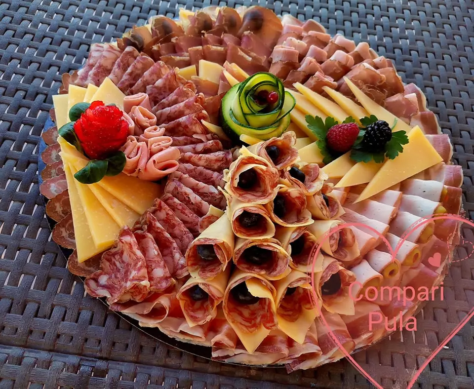 Istarski pršut, svježe meso i kobasica Svježe meso, istarski pršut i kobasice grad Pula Hrvatska