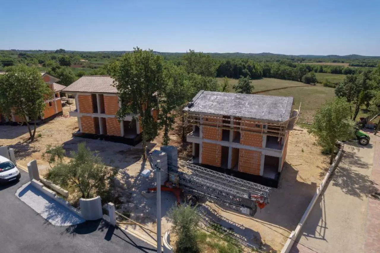 Izgradnja nestambenih i stambenih objekata Gradnja stambenih i nestambenih objekata Poreč, Istarska županija