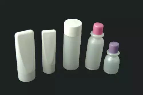 Plastične boce na podlozi Distribucija medicinske ambalaže u Zagrebu, Hrvatska