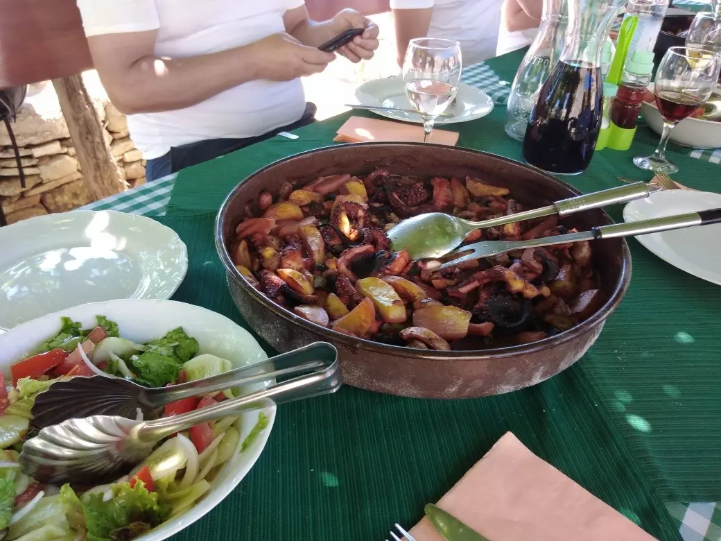 Jelo ispod peke, konoba Jela ispod peke Vis, Hrvatska