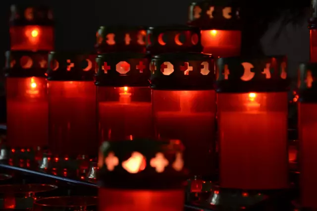 Držačizalampašenagrobljima,Zagreb3