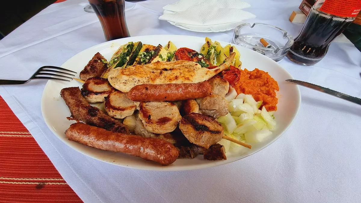 Mesni specijaliteti u pizzeriji Mesni specijaliteti Vis, RH