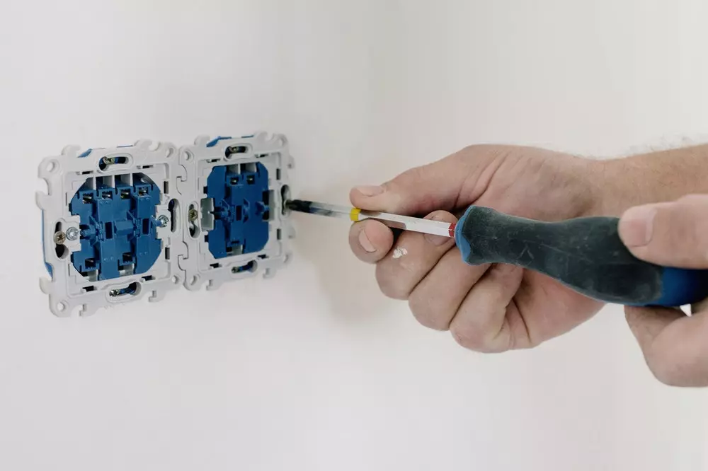 Popravak razvodnih ormara za luke Martinščica, Balun u Hrvatskoj