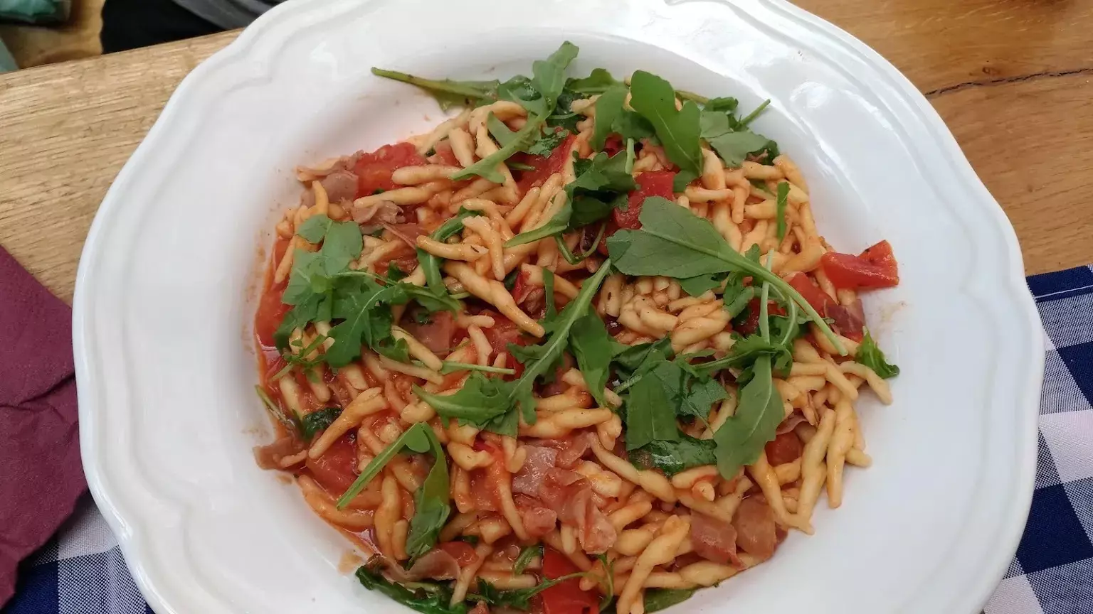 Restoran, mesni i riblji specijaliteti Restoran s ribljim i mesnim specijalitetima u Vodicama, Hrvatska