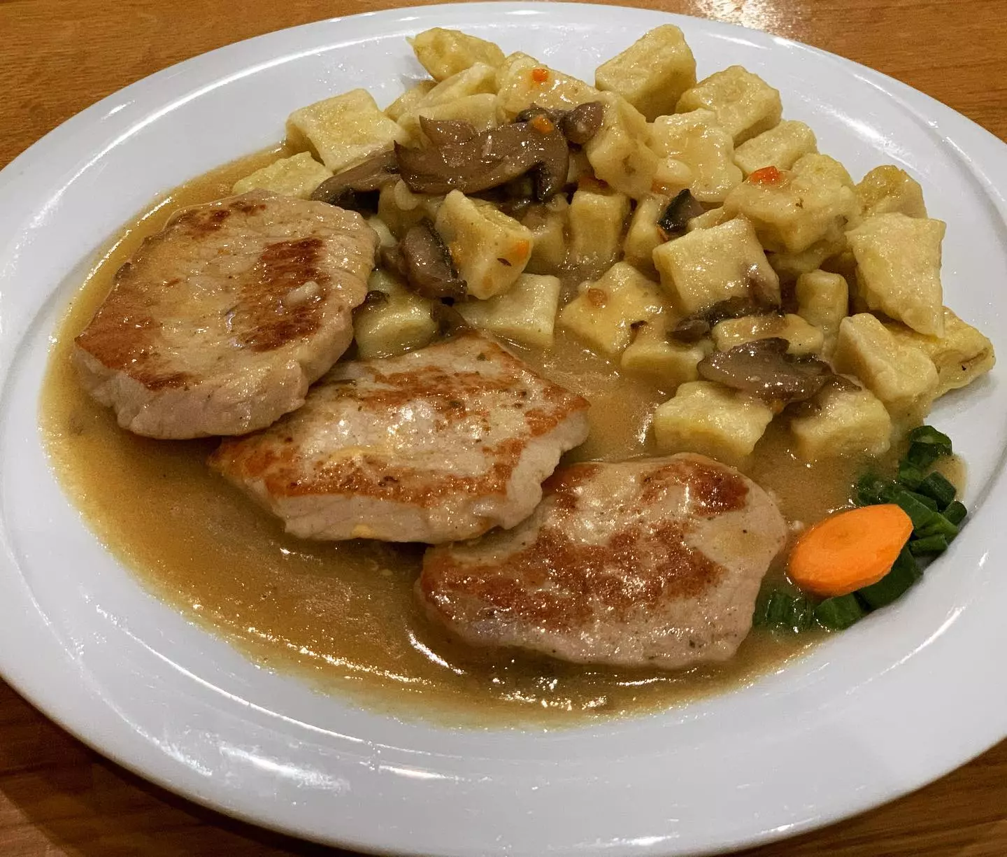 Domaća janjetina i teletina s ražnja Slunj, RH