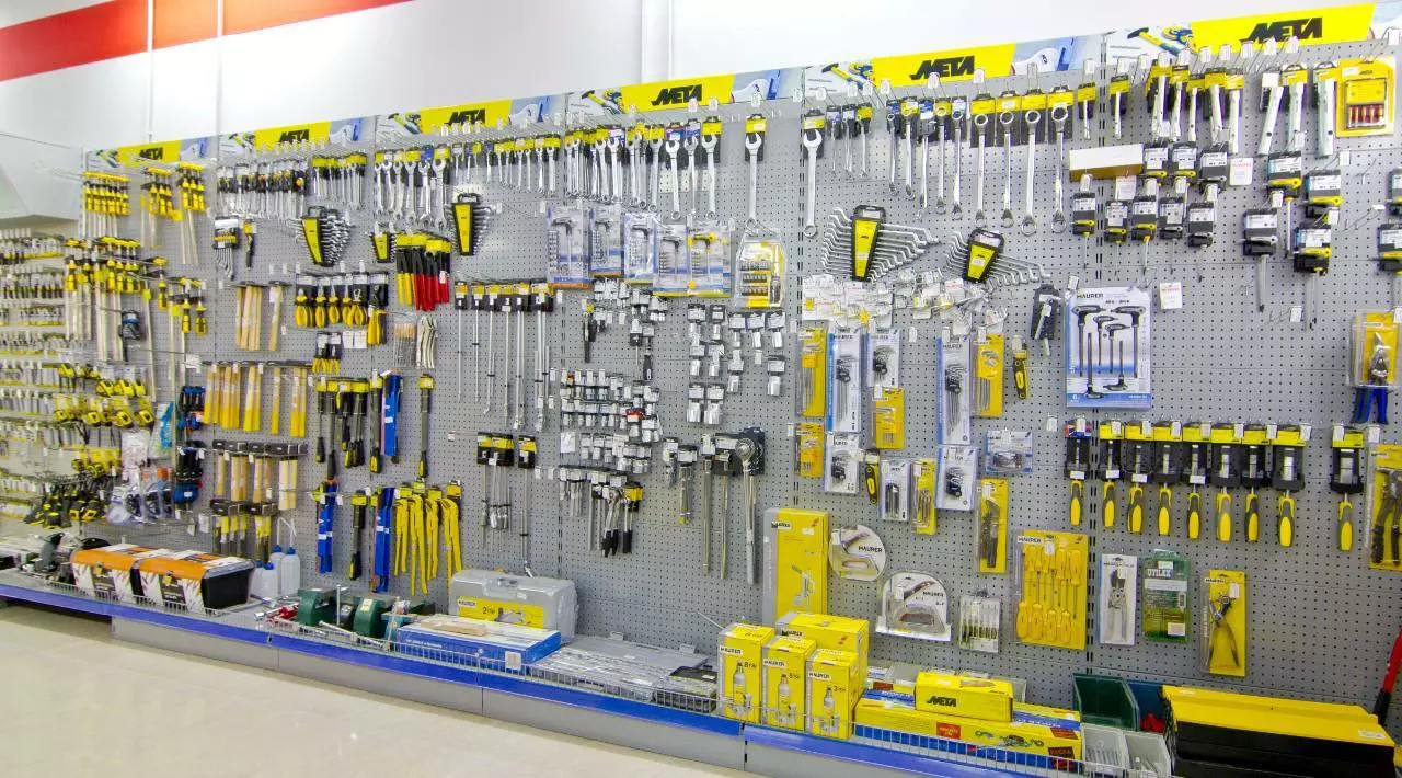 Prodaja alata i elektromaterijala u trgovini Prodaja elektromaterijala i alata Pula, Hrvatska