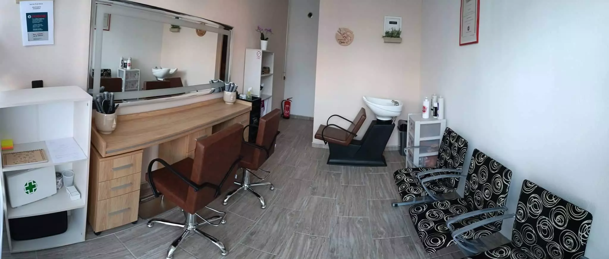 Frizerski salon za žene i muškarce, šišanje Frizerski salon za žene i muškarce Daruvar, Hrvatska