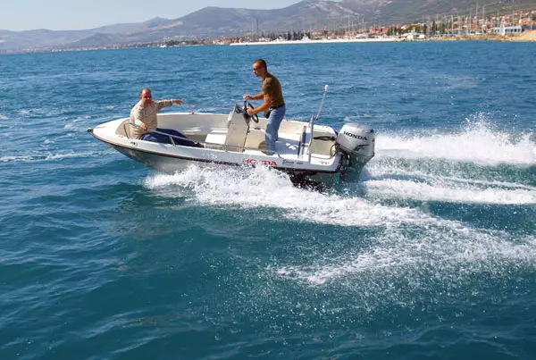 Gradnjavelikihimalihplovilauzproizvodnjustakloplastičnihplovila,Split,Dalmacija,Hrvatska