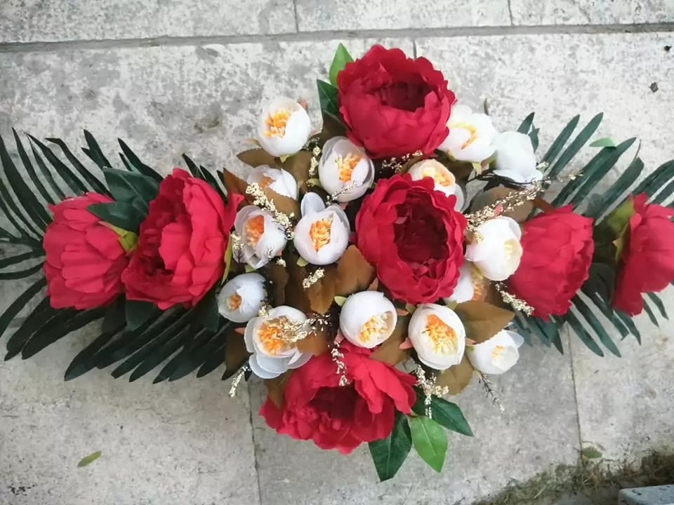 Grobni aranžmani i dostava Ploče