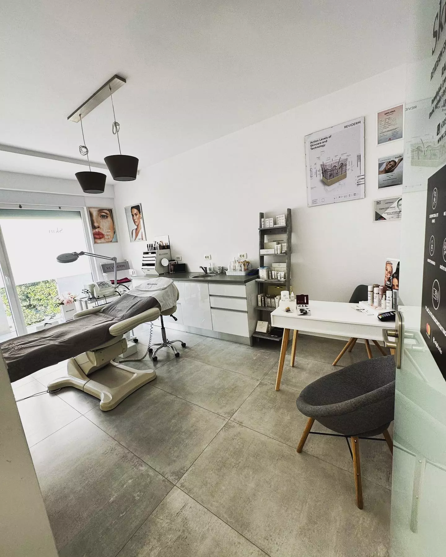 kozmetički salon, laser za akne Hladni laser za akne