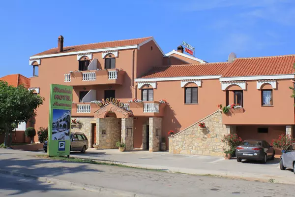 Hotelskismještajihotelokruženplažama,Borik