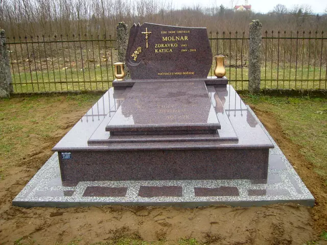 Kameninadgrobniimemorijalnispomeniciteskulpture,Molve,Koprivničko-križevačkažupanija