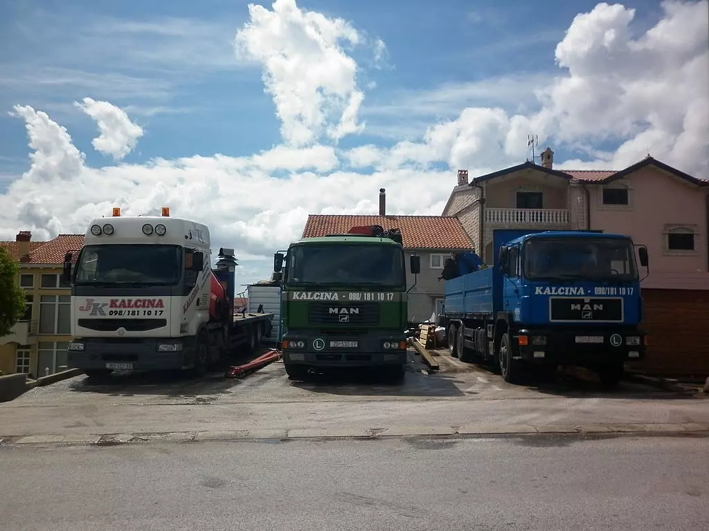 Kamioni Kamioni s dizalicom i kranom Zadar u Hrvatskoj