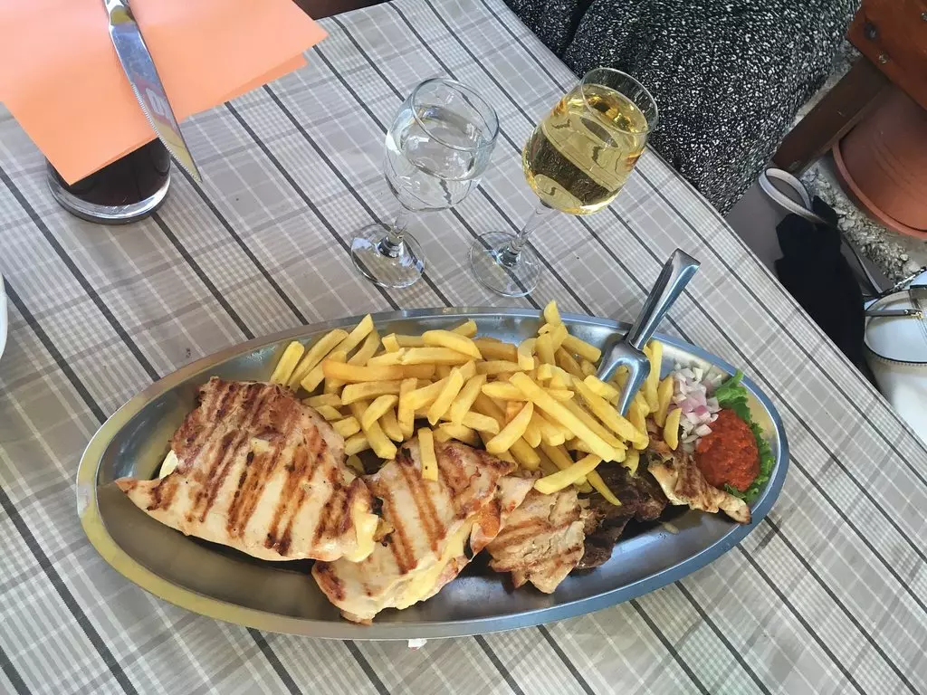 Dalmatinska kuhinja i peka u konobi Vrhunska dalmatinska kuhinja i peka grad Trogir, Hrvatska