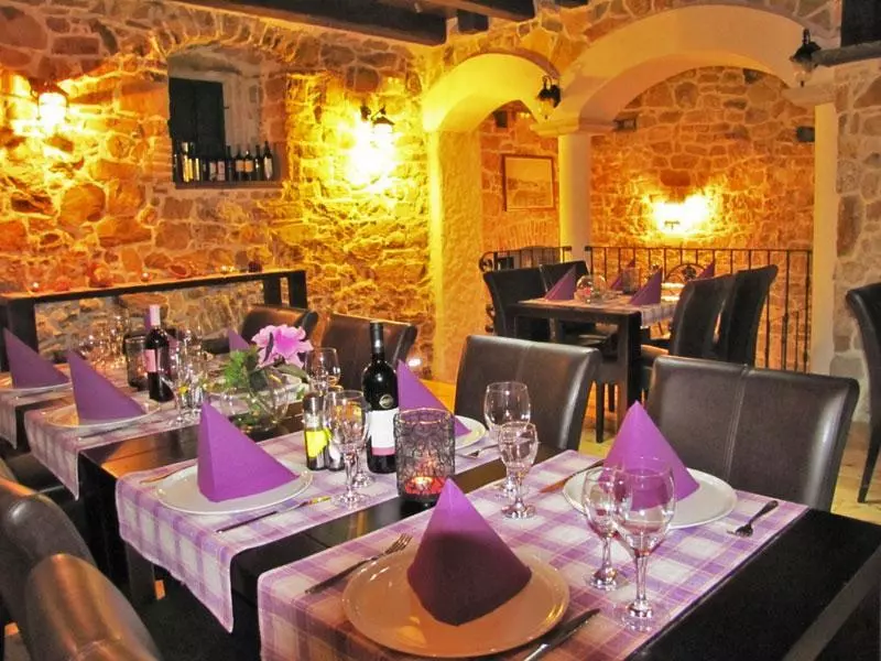 Konoba, internacionalna  kuhinja, centar Vodica