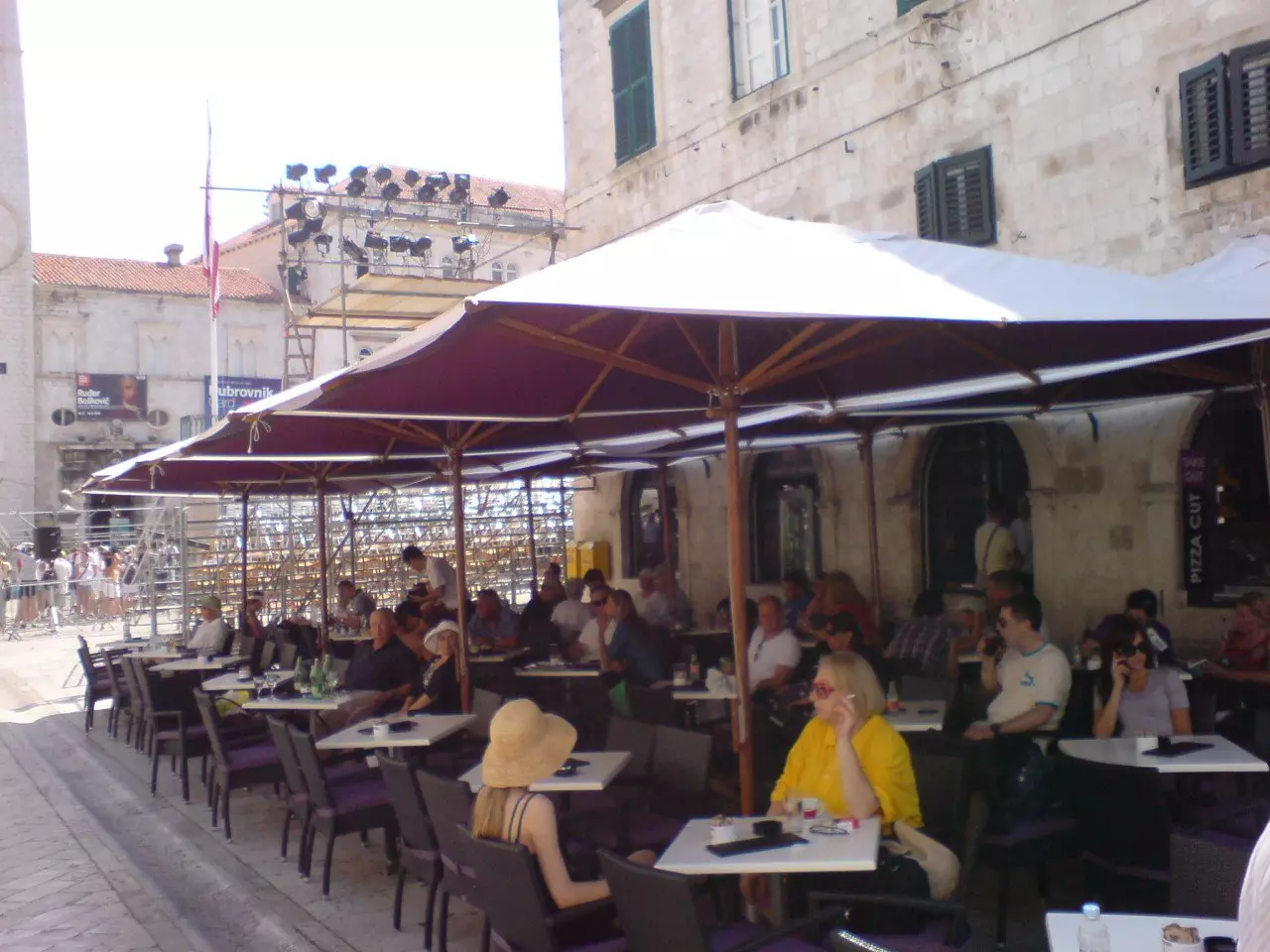 Drveni štand i suncobrani Prodaja drvenih štandova i suncobrana Karlovac, RH