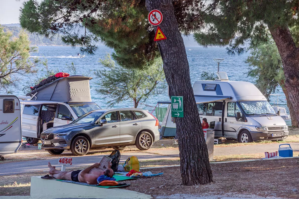 Povoljno kampiranje u kampu na moru Povoljno kampiranje, Trogir u Dalmaciji