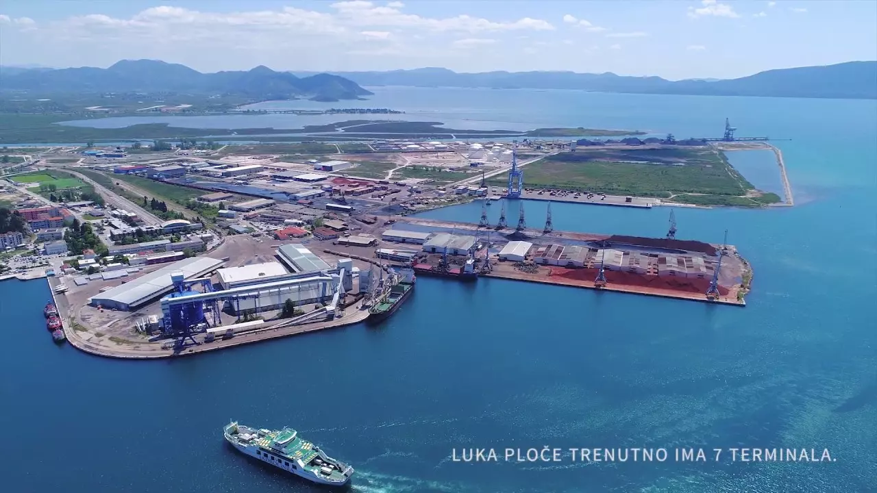 Prihvat smeća brodom, usluge priveza Prihvat smeća brodom Ploče, Hrvatska