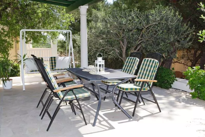 Privatni smještaj i hotel Bol 