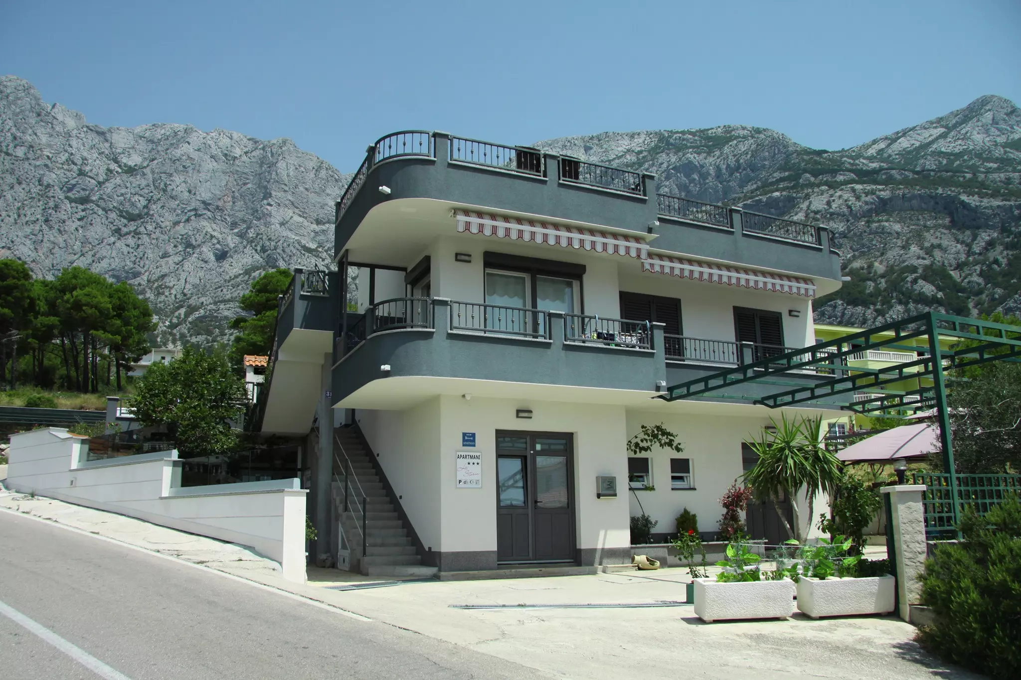 Maloprodaja brava i vijčane robe u Makarskoj