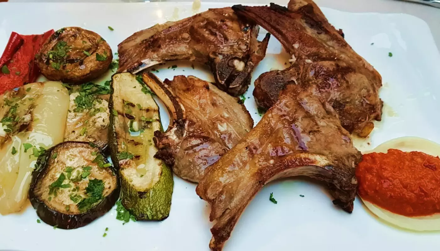 Jela s roštilja Trogir, Hrvatska