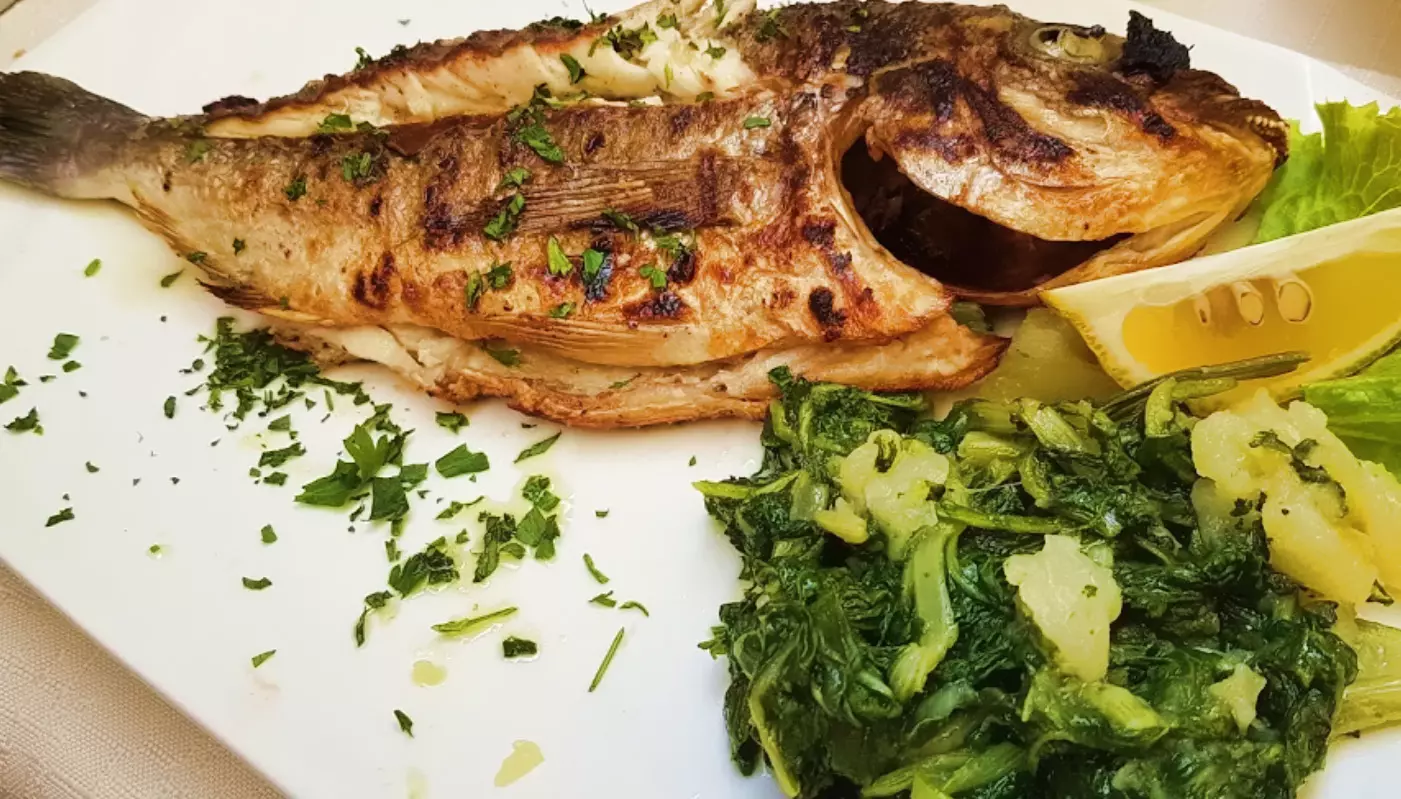 Jela s roštilja grad Trogir, Hrvatska