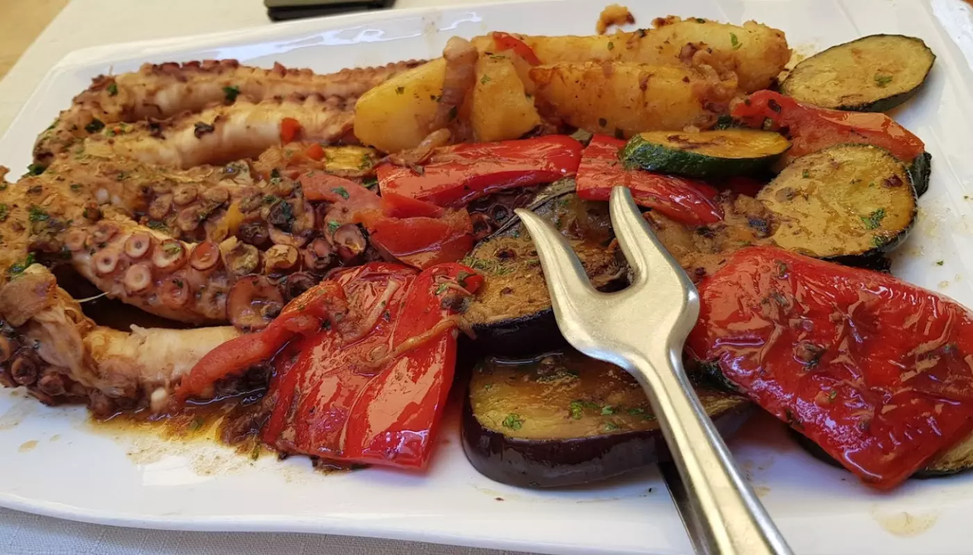 Jela ispod peke u restoranu Jela ispod peke u Trogiru, Hrvatska