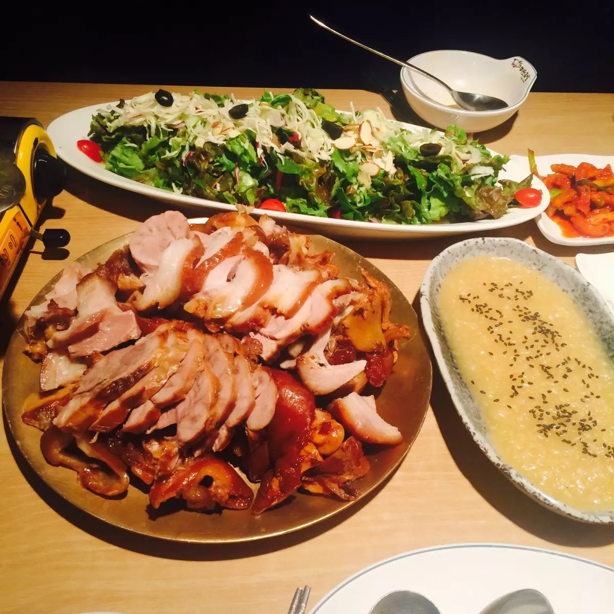 Mesni_specijaliteti,teleća_koljenica,janjetina,roštilj,Zagreb3