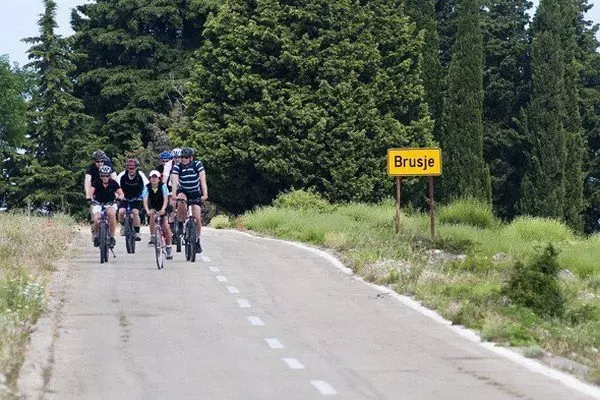 Usluge najma automobila i bicikli na Hvaru