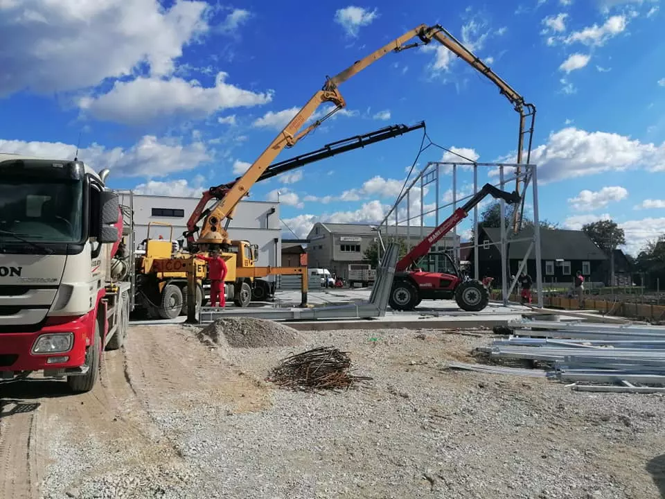 Montaža čeličnih konstrukcija u građevini Bjelovar u Hrvatskoj