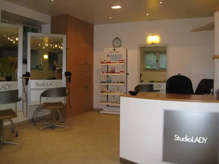 Muškiiženskifrizer,frizerskisalonzaženeimuškarceRijeka5