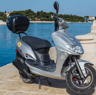 Najam vozila i skutera Brač