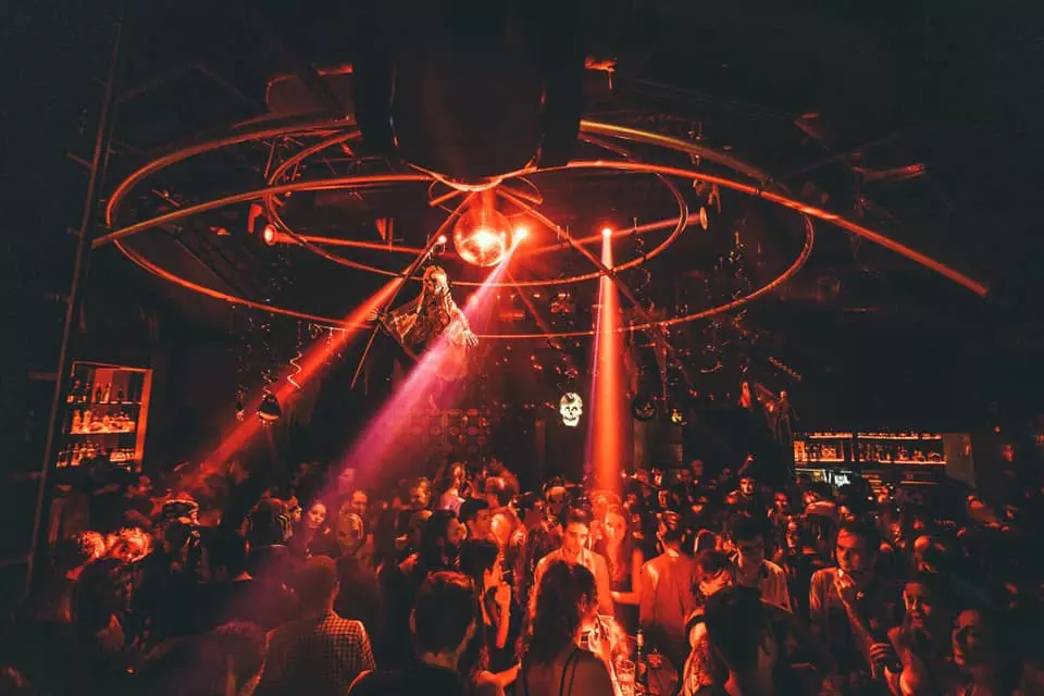 Zabava u Splitu Noćni klub sa stranom muzikom, Split