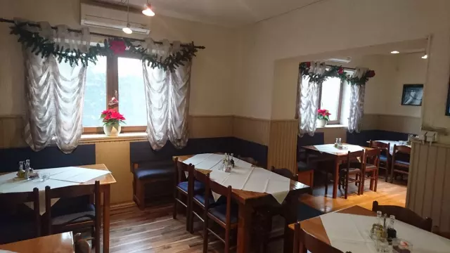 Pizza iz krušne peći u restoranu Pizza iz krušne peći Rovinj, Hrvatska