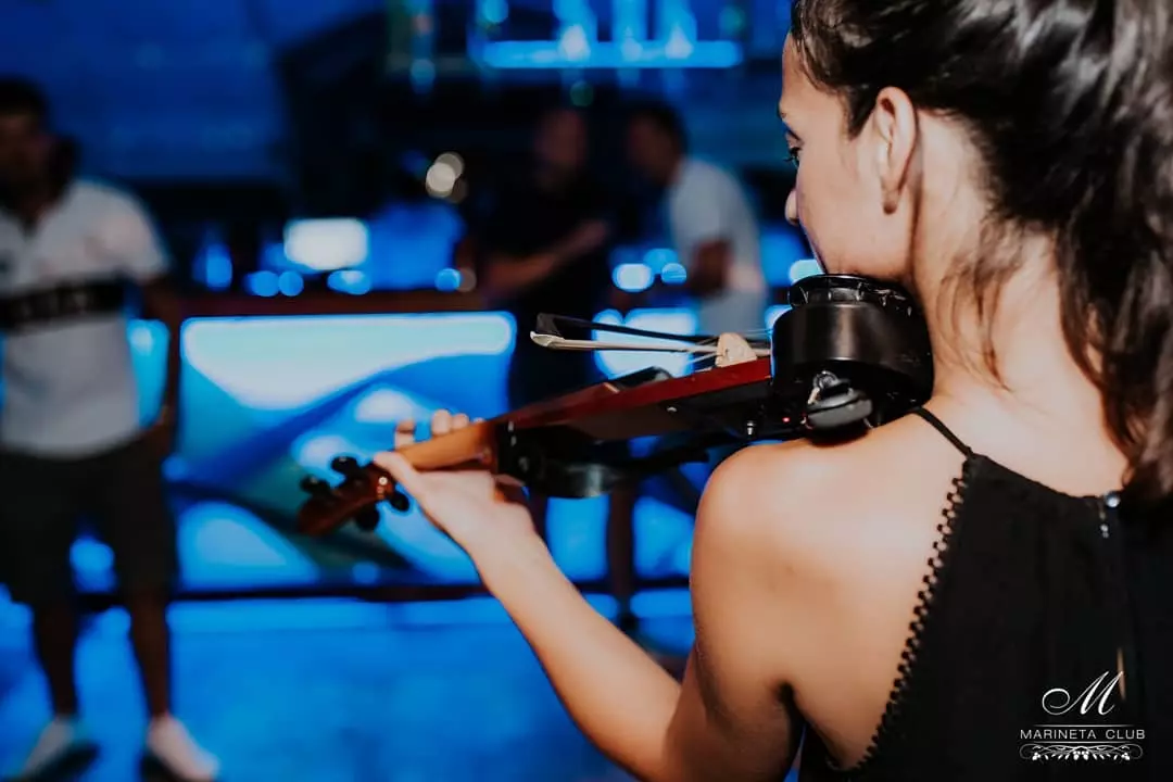 NoćniklubsdomaćomistranommuzikomMakarska7