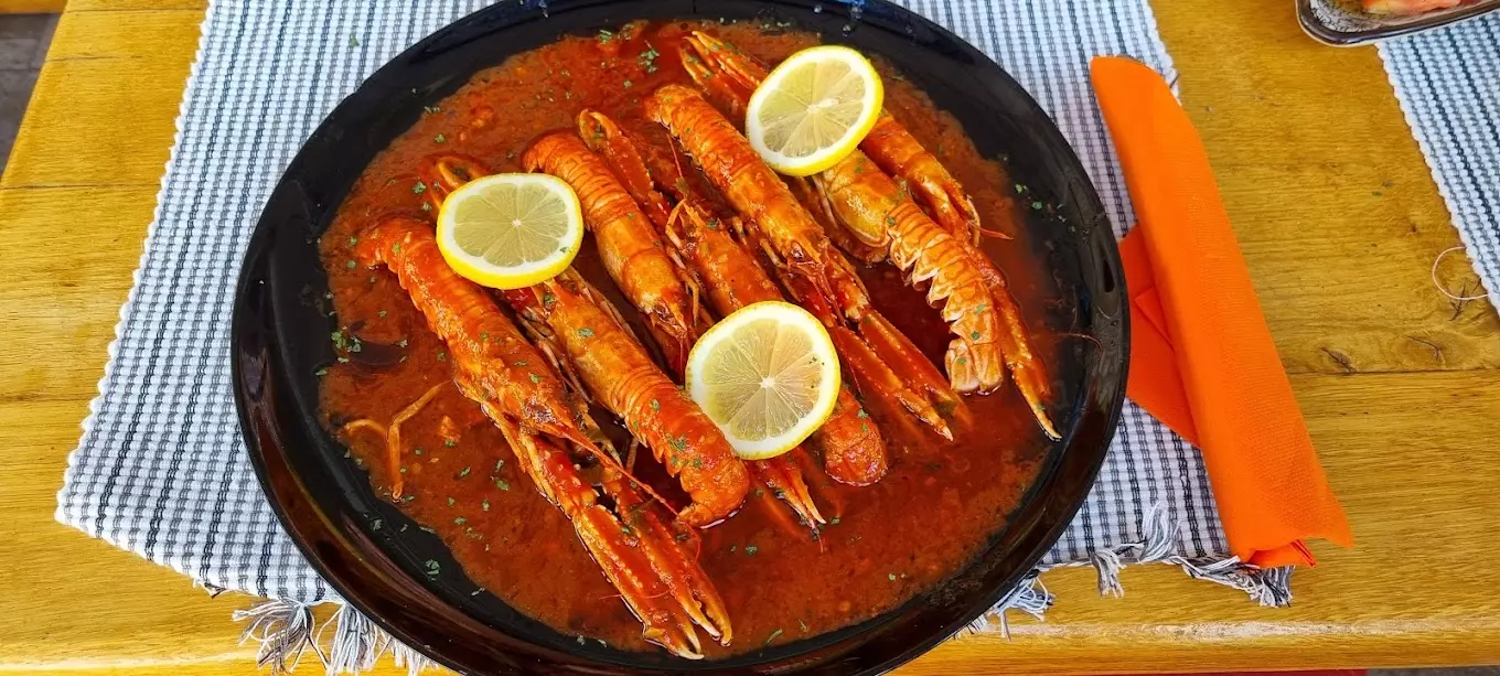 Sitna riba, pileći medaljoni i pržene lignje, Šolta, RH