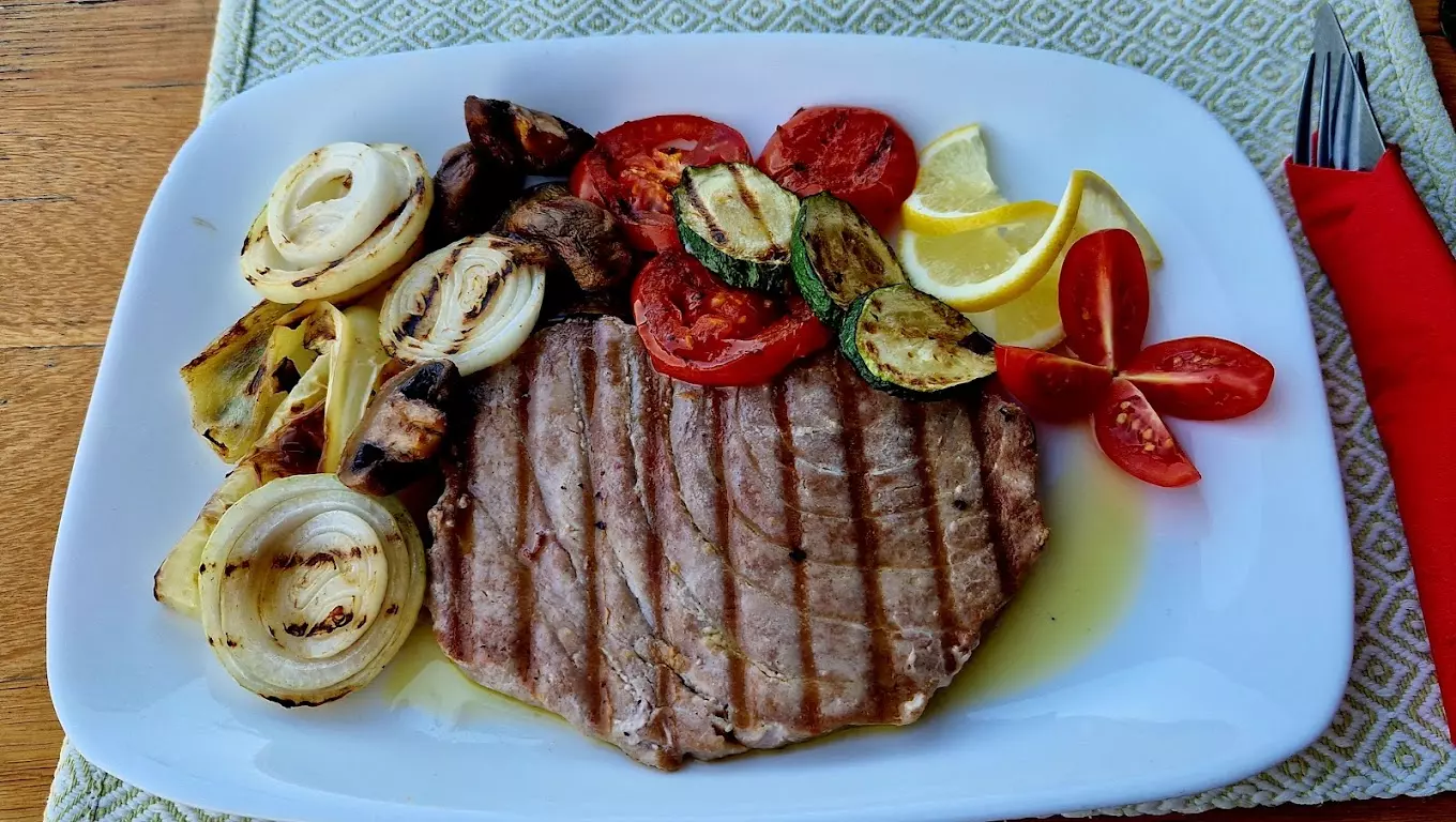 Hobotnica i janjetina ispod peke, specijaliteti Janjetina i hobotnica ispod peke Šolta, RH