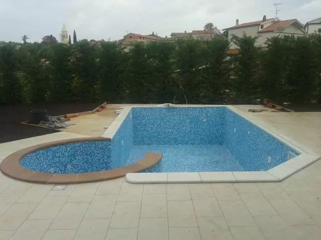 Postavljanjebetonskihopločnikamontažapoliesterskihbazena3 Postavljanjebetonskihopločnikamontažapoliesterskihbazena3