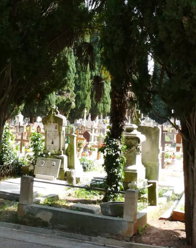 Presvlačenje i šminkanje pokojnika, Pula