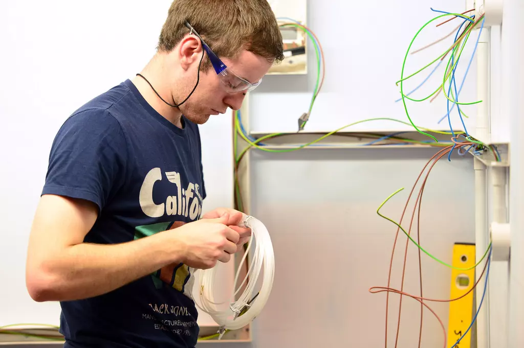 Projektiranjeinadzorelektričnihinstalacijajakeislabestruje,Rijeka