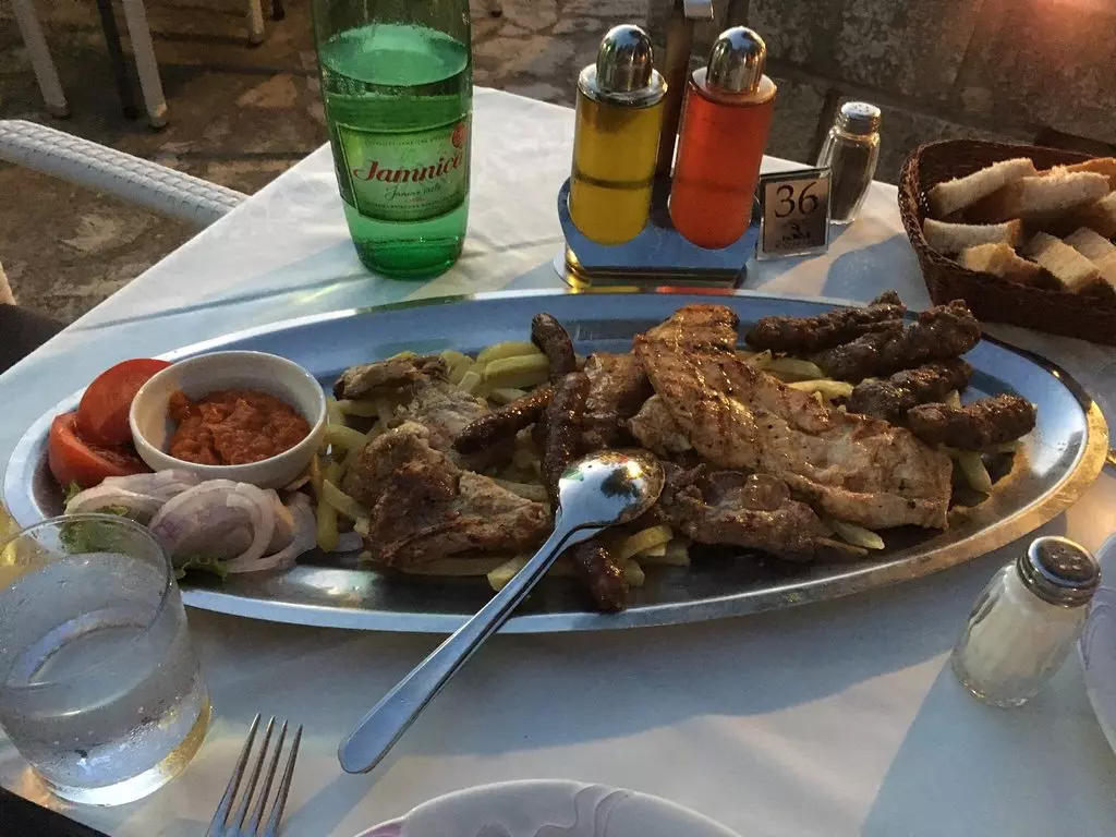 Janjetina Janjetina, teletina, hobotnica ispod peke, Dubrovnik, Hrvatska