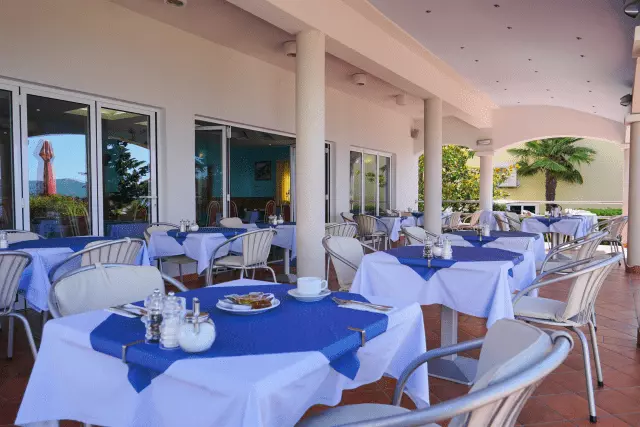 RestoranbarsdomaćimjelimauhoteluSukošan1